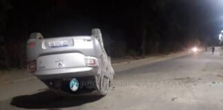 Un automóvil quedó ruedas arriba tras violento vuelco en Santa María