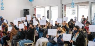 Entrega de certificados a nuevos operadores de máquinas de la confección