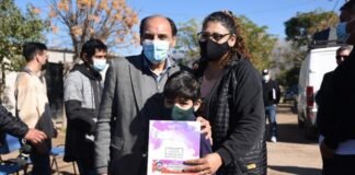 Gustavo en la entrega de escrituras con vecinos del Barrio San Ramón Norte