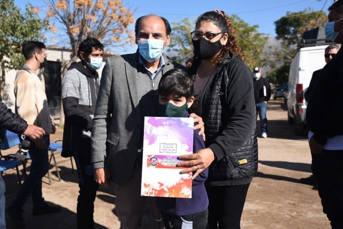 Gustavo en la entrega de escrituras con vecinos del Barrio San Ramón Norte