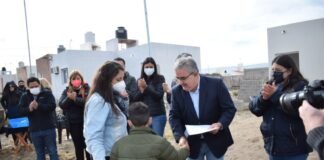 Jalil entregó viviendas y anunció nuevo mínimo salarial para empleados públicos