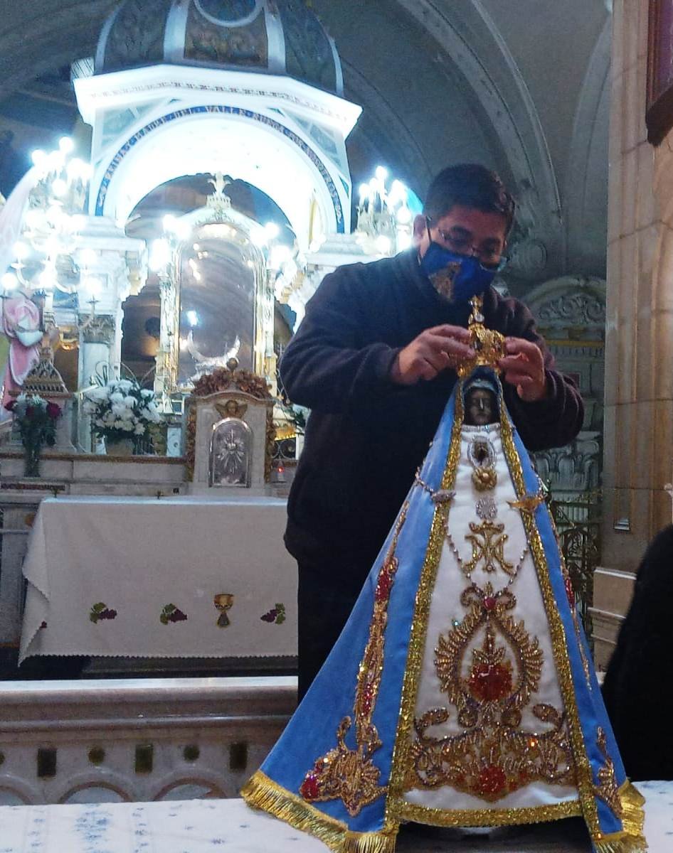La imagen de la Virgen luce nuevo manto