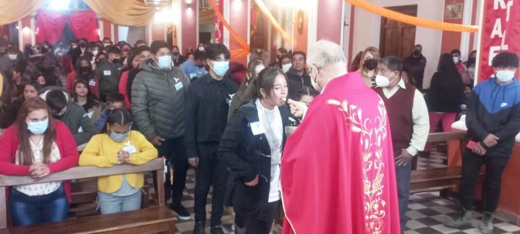 Más de 30 adolescentes recibieron la Confirmación en Tinogasta