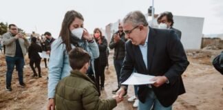 Raúl Jalil entregó viviendas y anunció nuevo mínimo salarial para empleados públicos