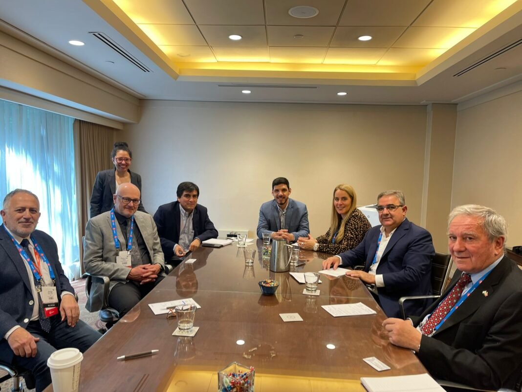 Raúl Jalil se reunió con empresas mineras en Canadá