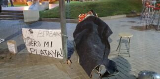 Reclamo: Un ahorrista se encadenó y durmió en la plaza 25 de Mayo