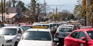 Taxistas y remiseros quieren aumentar a $110 la tarifa mínima
