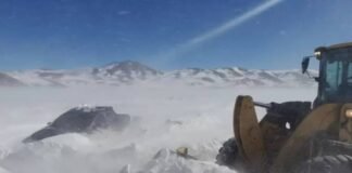 Rescataron una familia que estuvo varada cuatro días bajo nieve Rescatan familia de la nieve en fiambala