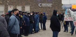 Ahorristas se manifestaron en la apertura del Poncho pidiendole al gobernador que intervenga