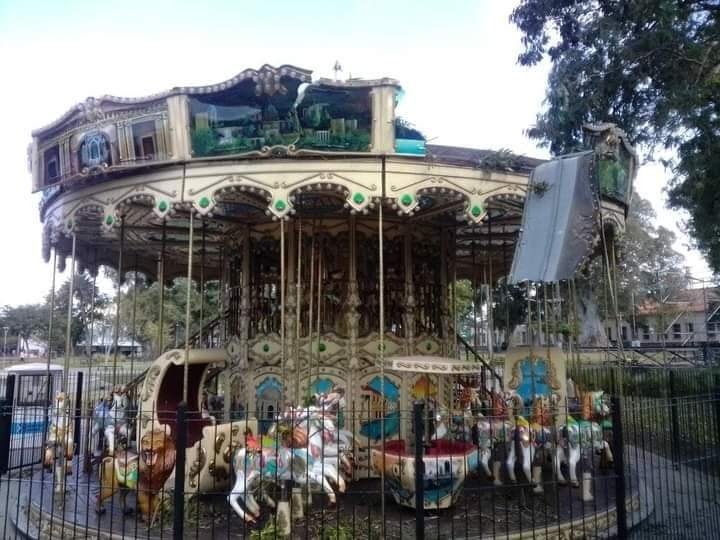 El intenso viento rompió la calesita en el Paseo General Navarro
