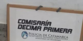 Fue armado a una comisaría y buscó al policía que salía con su pareja