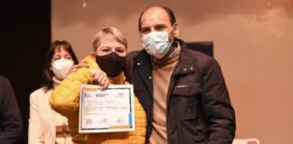 Gustavo entregó certificados de talleres básicos y cursos de Formación Profesional