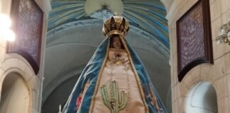 La Virgen, con manto alusivo al Poncho