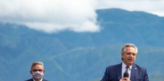 Llega Alberto Fernandez al acto inaugural del Poncho 2022