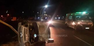 Automovilista chocó un poste de alumbrado y volcó