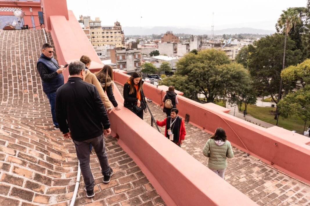 Turistas disfrutan de los “Walking Tour”, para conocer y disfrutar de la ciudad caminando