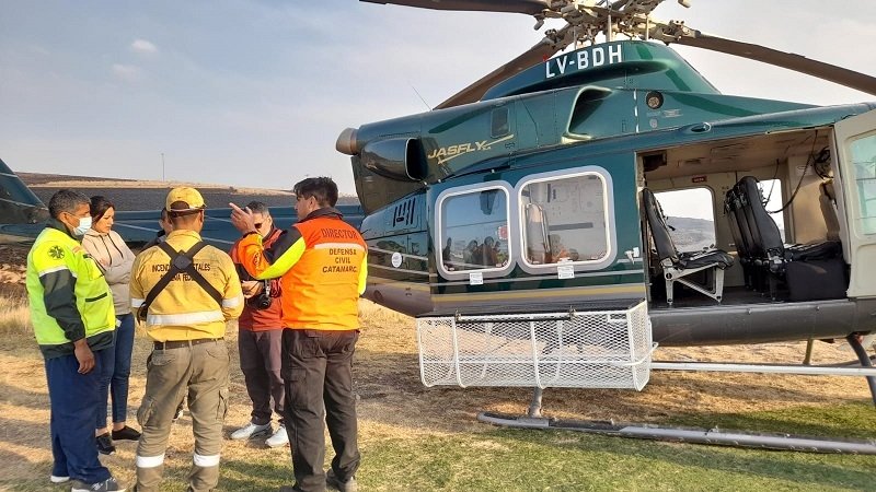 Un avión hidrante y un helicóptero combaten los incendios en el cerro Ancasti