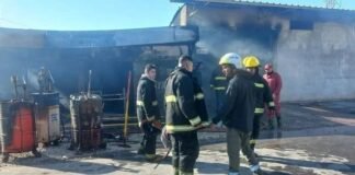 Voraz incendio causó daños totales en un lubricentro de Santa Rosa