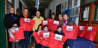 Alumnos de la Fray llevaron donación de frazadas al Hogar de Ancianos