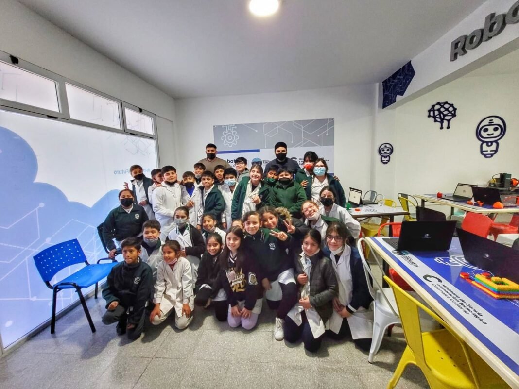 ALUMNOS VISITAN EL LABORATORIO DE ROBÓTICA DE TINOGASTA