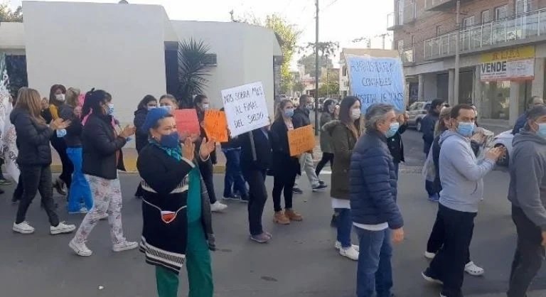 CRISIS EN SALUD: Abrazo simbólico alrededor del Hospital de Niños