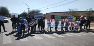 Empleados de Salud del Ex Humaraya cortaron avenida Virgen del Valle