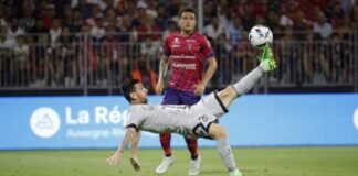 Messi marcó dos tantos, uno de chilena, y el PSG goleó al Clermont en el inicio de la Ligue 1