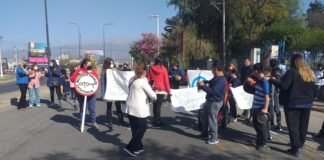Padres y alumnos de APANE se manifestarón con un corte pidiendo justicia por el robo que sufrieron en la institución