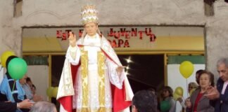 Procesión en honor de San Pío X en las Mil Viviendas