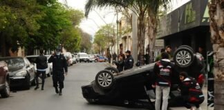 Se durmió y volcó el auto en pleno centro