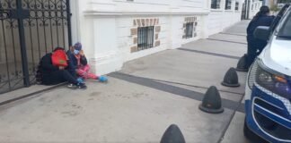 Dos mujeres se encadenaron en la puerta del municipio Capital
