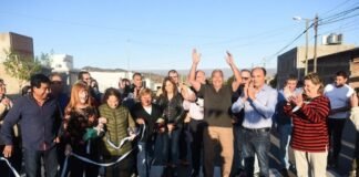 Gustavo inauguró el asfalto del Barrio 32 Viviendas Norte
