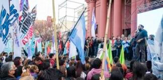 Importante movilización del PJ local para repudiar el atentado a la Vicepresidenta