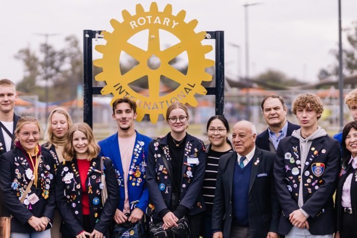 Inauguración del monolito del Rotary Club Internacional