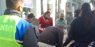 Mujer se descompensó en pleno centro y el SAME llego tarde a pesar de tener ambulancia en Plaza 25 de Mayo