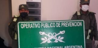 Ocultaban 63.000 dólares debajo de la alfombra