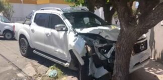 La chocó un auto, perdió el control y terminó con la camioneta sobre la vereda de una casa