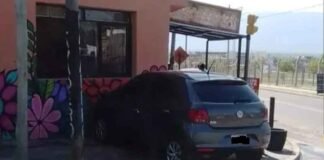 Embistió a una mujer cuando aprendía a manejar