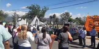 Crece la tensión entre Salud y Gobierno: Marcharon a casa de gobierno, piden la renuncia de la Ministra