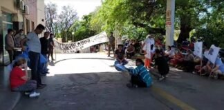 Crisis en Salud: Sentada en las puertas del Hospital de niños