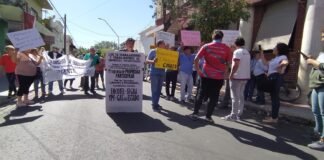 Jubilados del Correo Argentino realizan un corte sobre calles San Martin y Salta