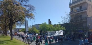 Mas de cinco cuadras de manifestastes de SALUD por el centro capitalino, piden la renuncia de la Ministra