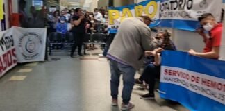 Maternidad provincial protestó con una sentada en las instalaciones del edificio y habrá nuevas medidas de fuerzas
