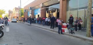 Refuerzo alimentario: Mas de dos cuadras de filas en Anses