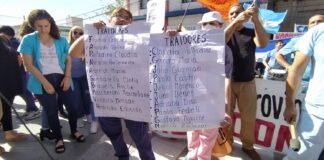 Tildan de traidores a lesgiladores en la marcha de Salud