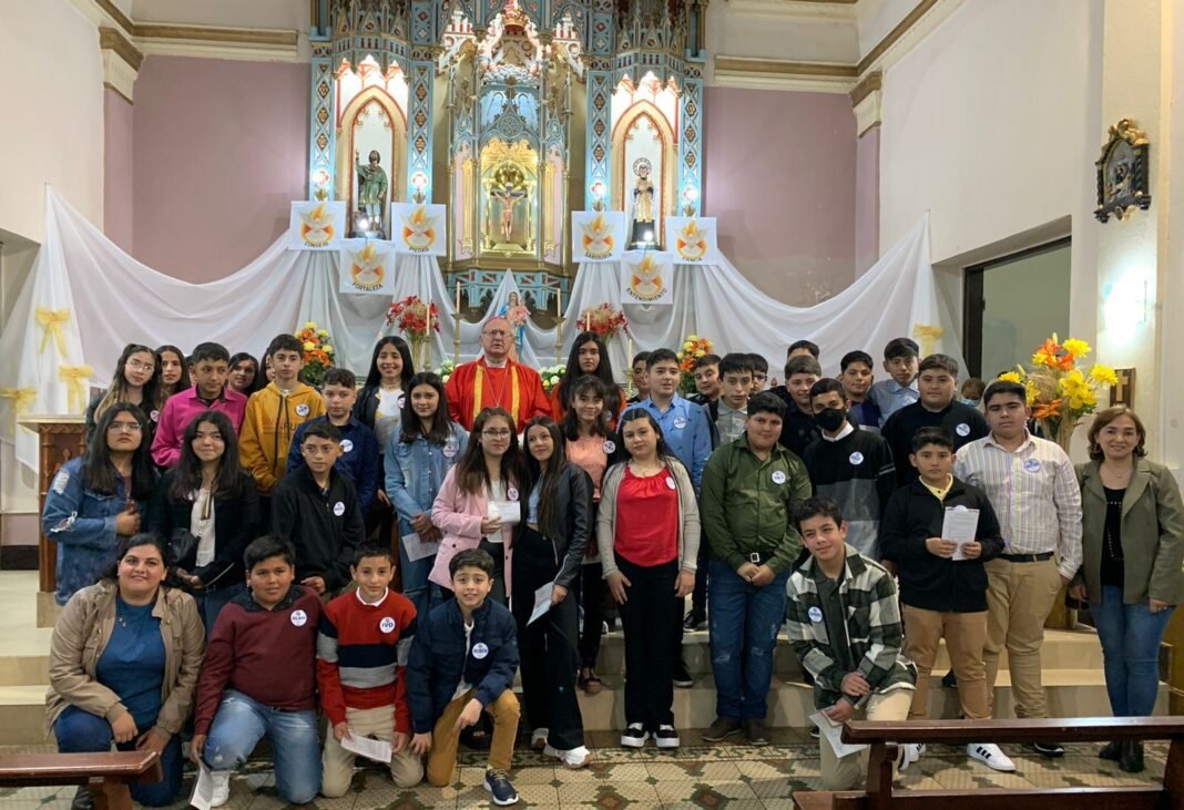 Unos 37 adolescentes recibieron el sacramento de la Confirmación en Paclín
