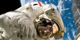 ¿Por qué es necesaria la presencia humana en la Luna o Marte si se pueden enviar robots?