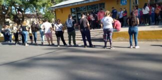 Protesta de adjudicatarios de las 185 viv de Valle Chico en el pabellon del IPV