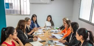 Senadores y senadoras junto a la ministra de Educación