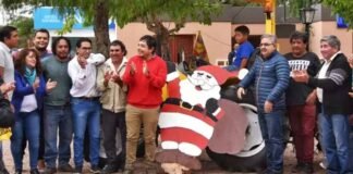 Jalil entregó un tractor a productores de Tinogasteños